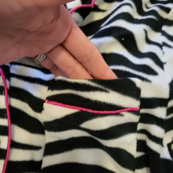 Coastal Club Fleece Zebra Pring Pajama Button Up Top Size Medium - Picture 3 of 6